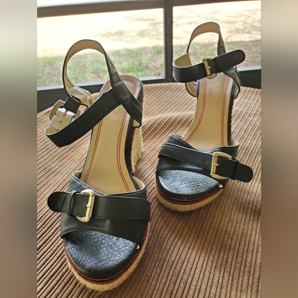 Women's open toe platform ankle strap open toe wedge sandals. Size 11. - Picture 2 of 15
